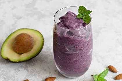 Smoothie Myrtille, avocat et amandes