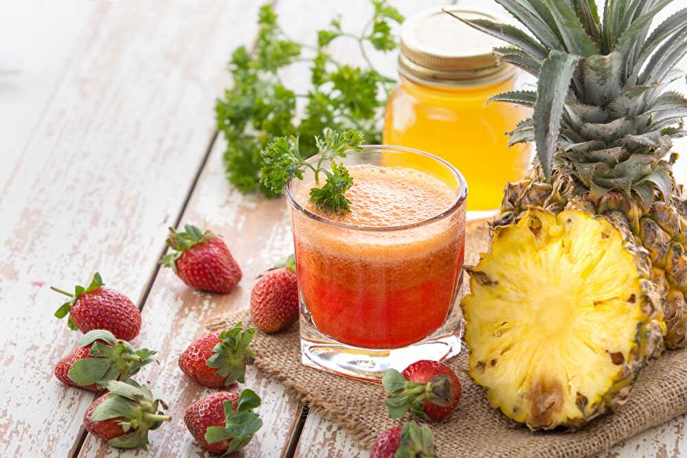 image Rafraîchissant Cocktail d'Été à la Fraise et Ananas